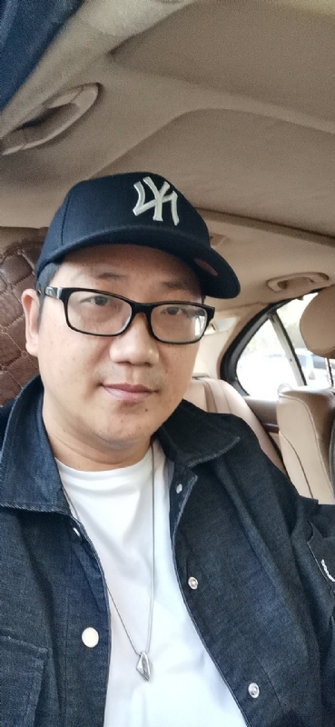 拥抱幸福的第一张照片--福建蓝颜知己交友网